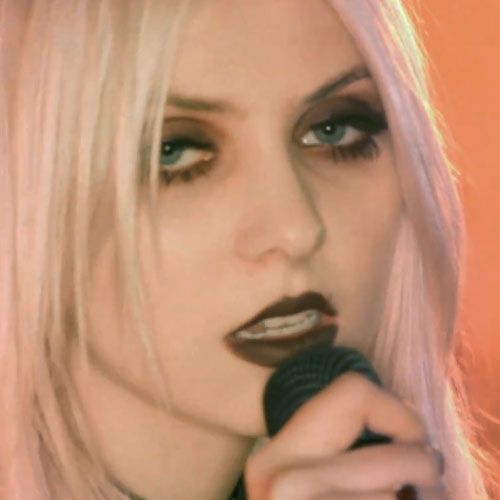 Taylor Momsen Makeup: Brown Eyeshadow & Brown Lipstick | Steal Her Style