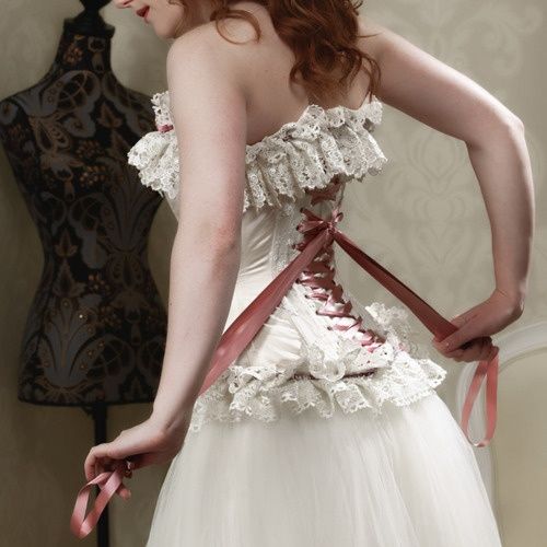 4 Steps On How to Wear A Corset And Look Amazing!